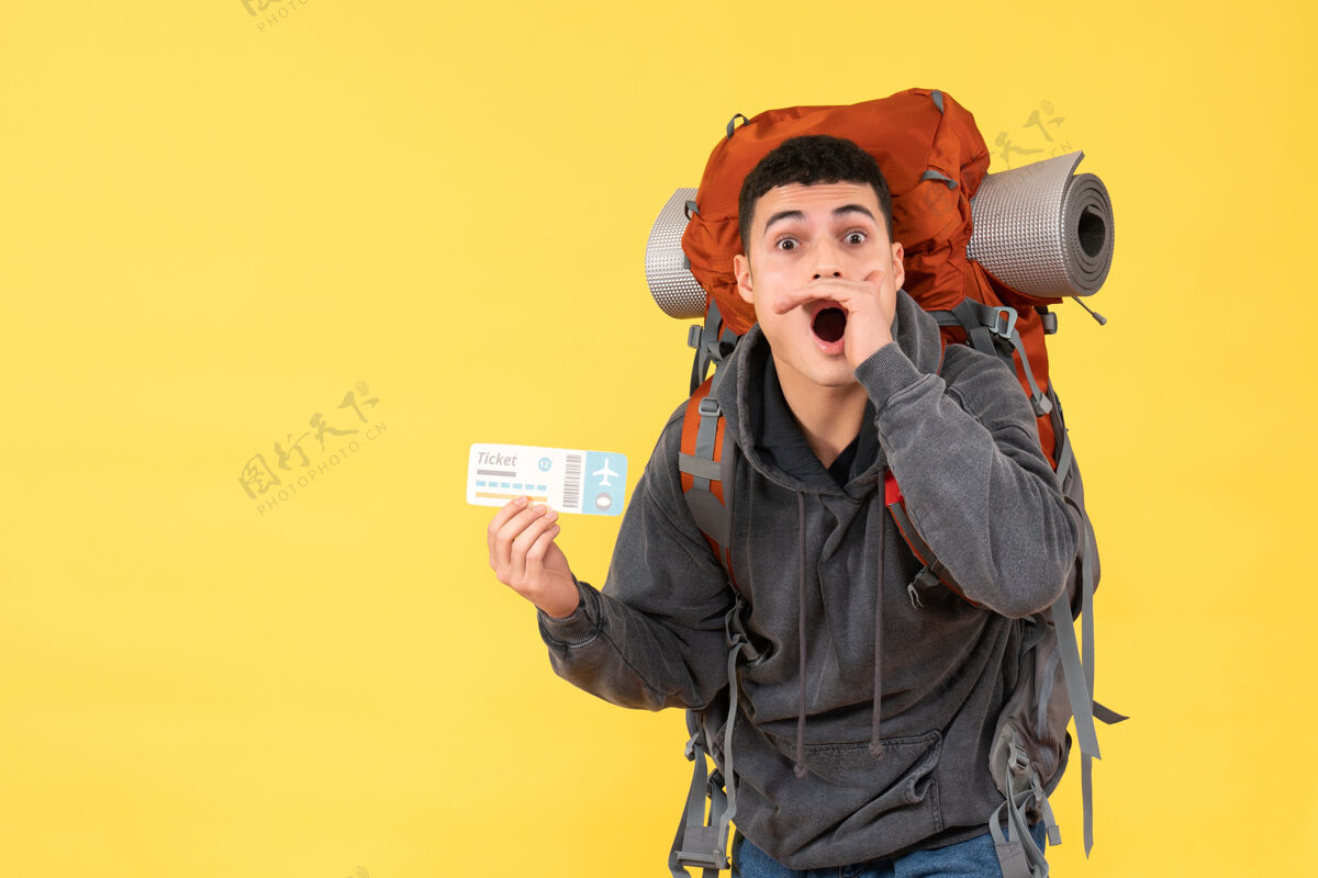 人正面图：一个背着红色背包拿着票的旅行者红色手可爱