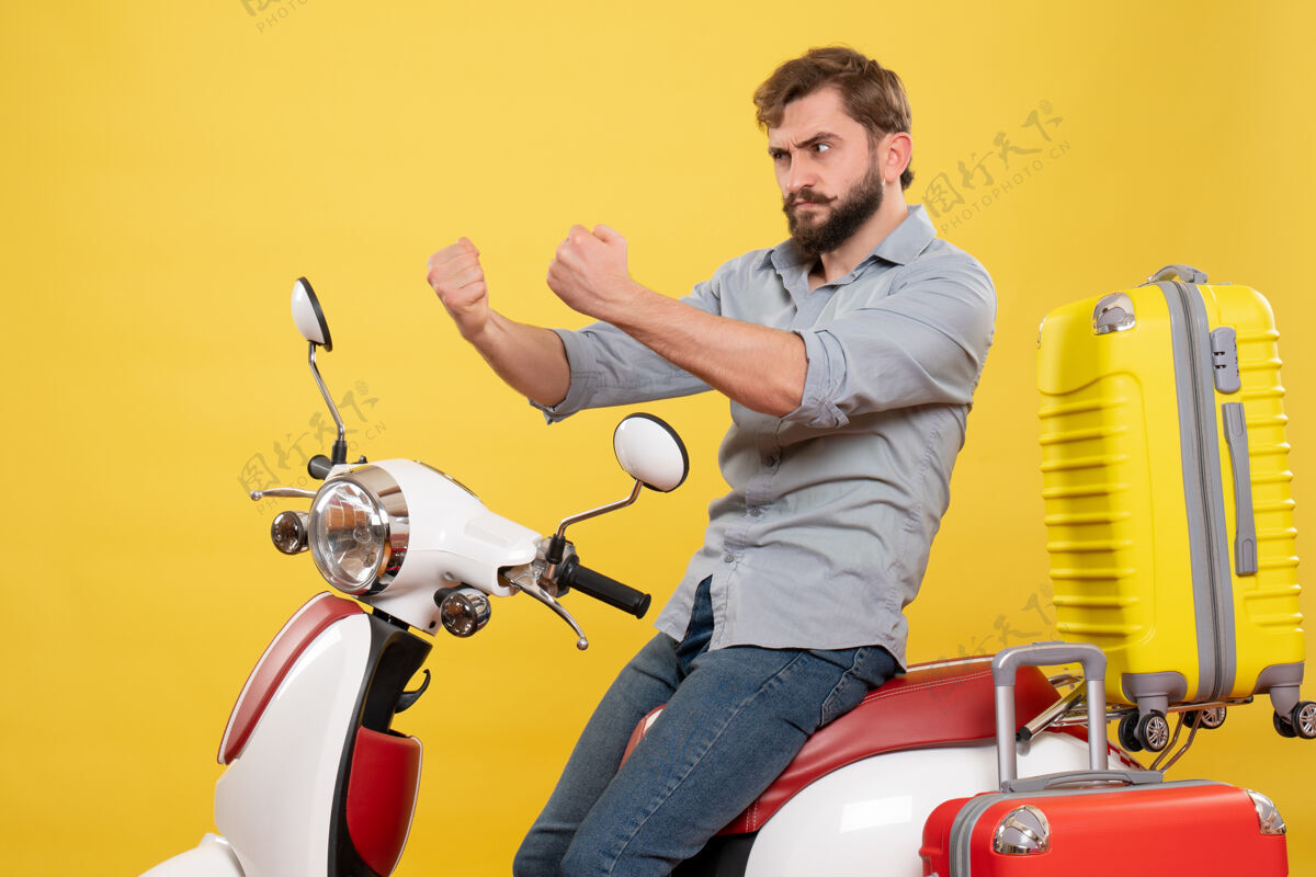 旅游旅游概念与年轻情绪愤怒的胡须男子坐在摩托车上它的黄色人汽车自行车
