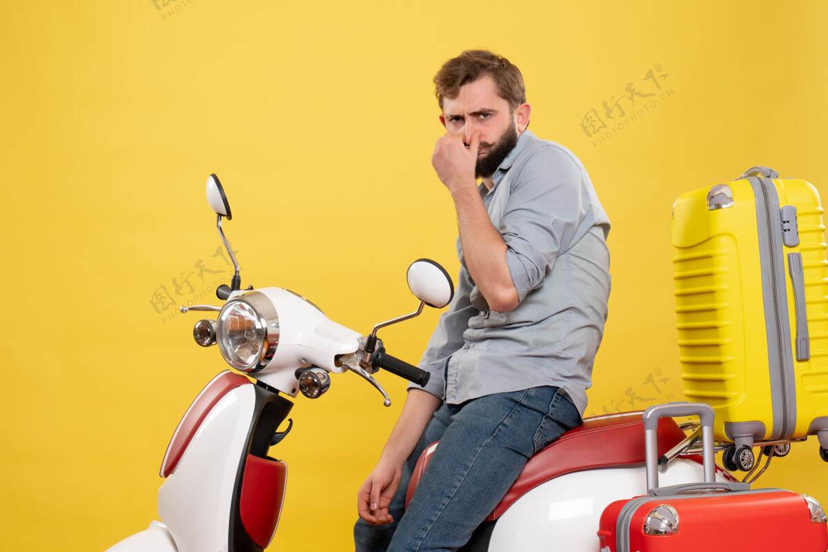 摩托车旅游概念与年轻的胡须男子坐在摩托车上它的黄色轻便摩托车传送带人