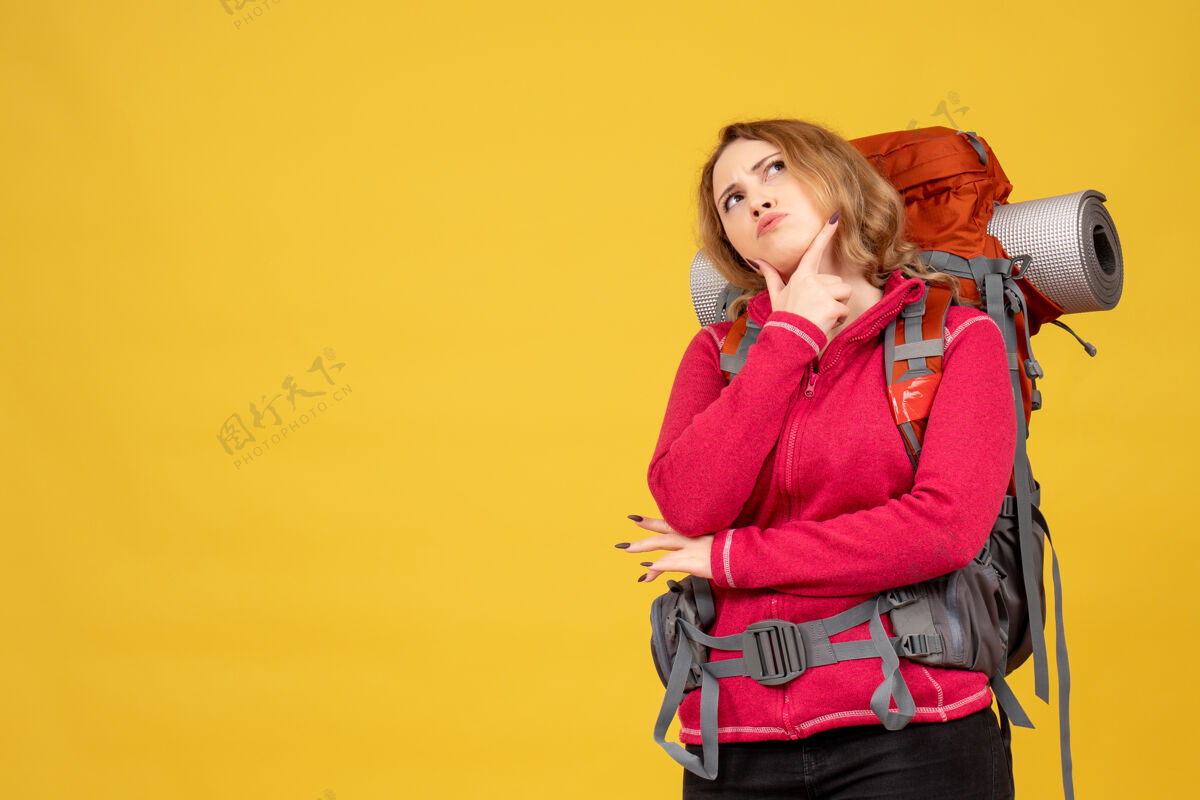 时尚俯瞰年轻的旅行女孩收集她的行李和深思熟虑成人人头发