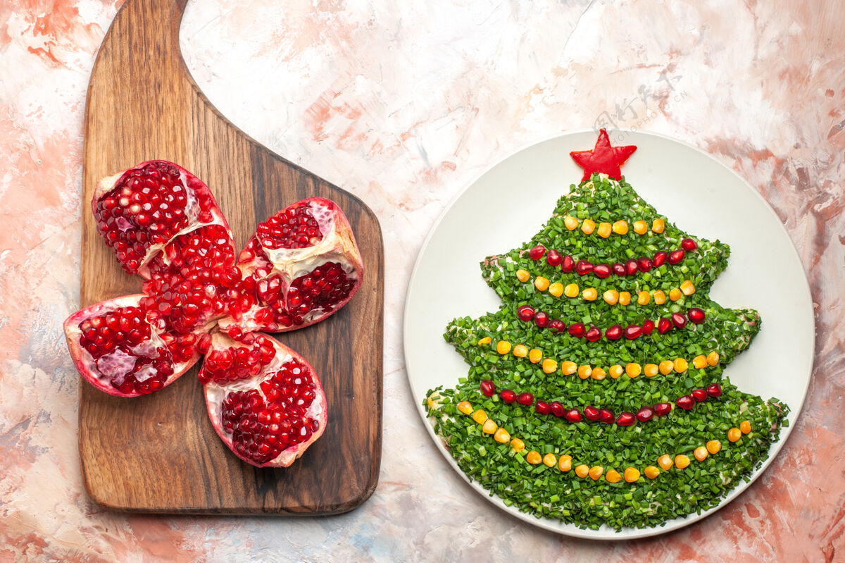 甜点顶视图美味的蔬菜沙拉在新年树形状内板在轻背景水果背景食物