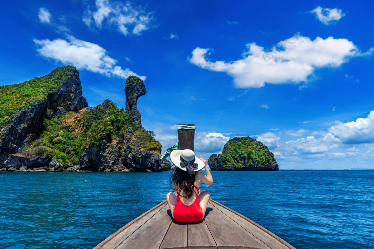 风景泰国高凯岛 一个穿着红色比基尼的漂亮女孩在船上人鸡风景