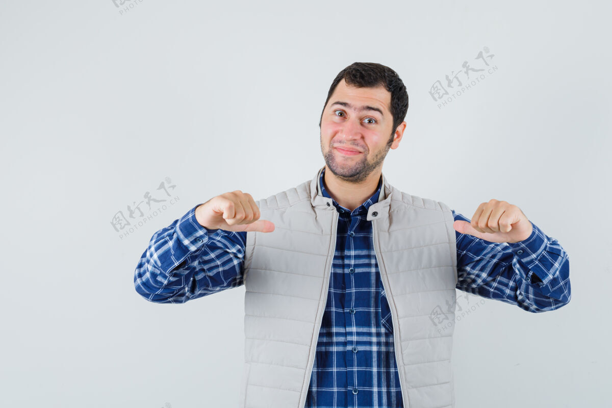 休闲一个穿着衬衫 无袖夹克的年轻人指着自己 看上去很自信 正对着前方前面站立模特