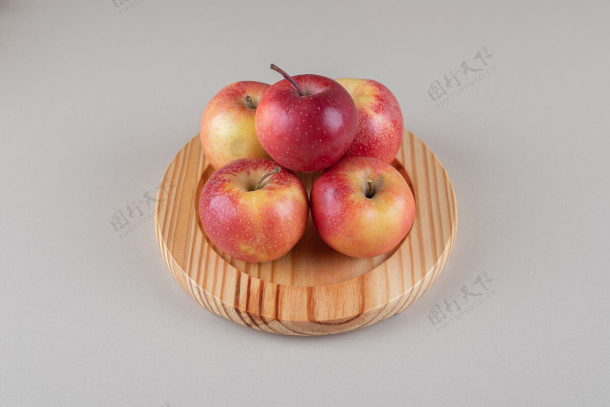 风味在大理石上的木盘上放着一小堆苹果饮食健康水果
