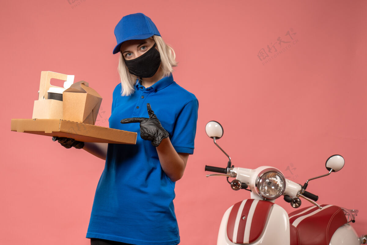 制服正面图：女快递员拿着粉红色的食品盒肖像人病毒