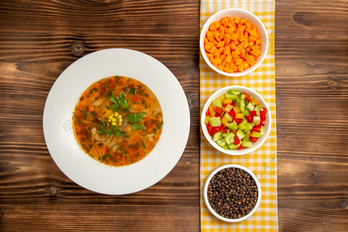 午餐俯瞰美味的蔬菜汤配调味料在棕色的木桌上汤食蔬菜调味料餐餐厅风景食物