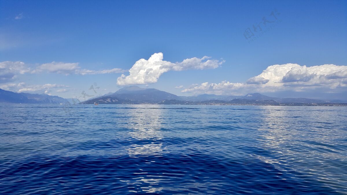 水科莫湖山自然天空