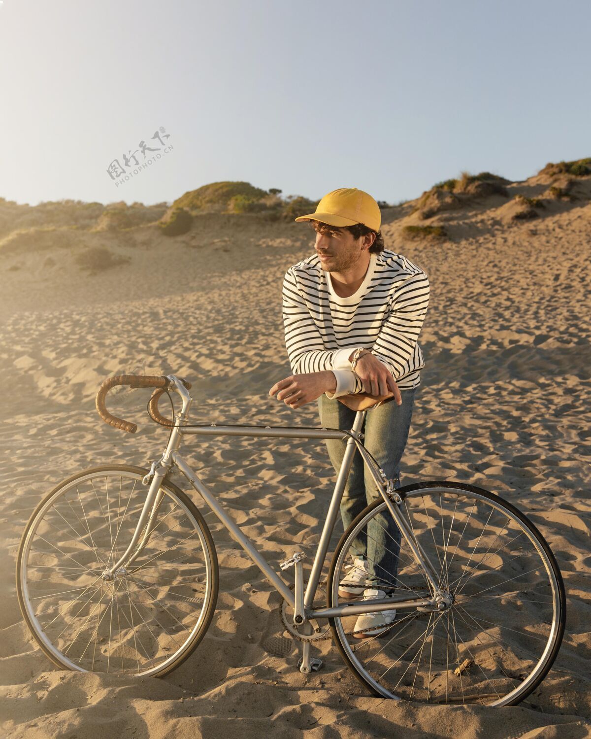 自行车在沙滩上骑自行车的人垂直健康户外