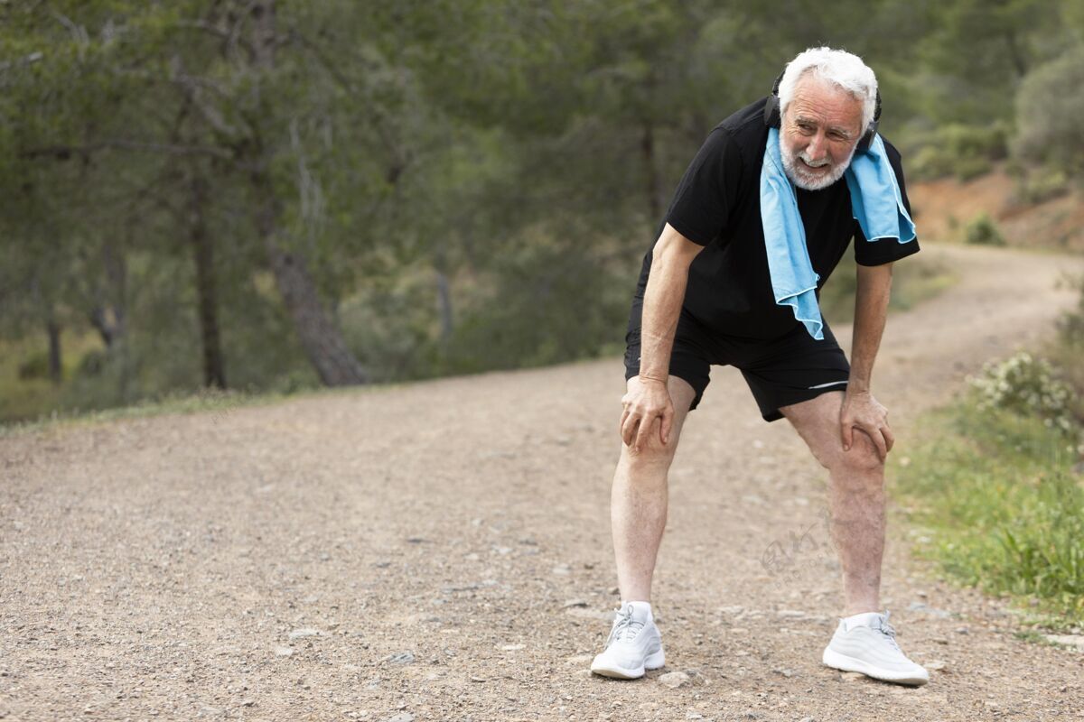 活动画像老人在山上慢跑自然设备老年人