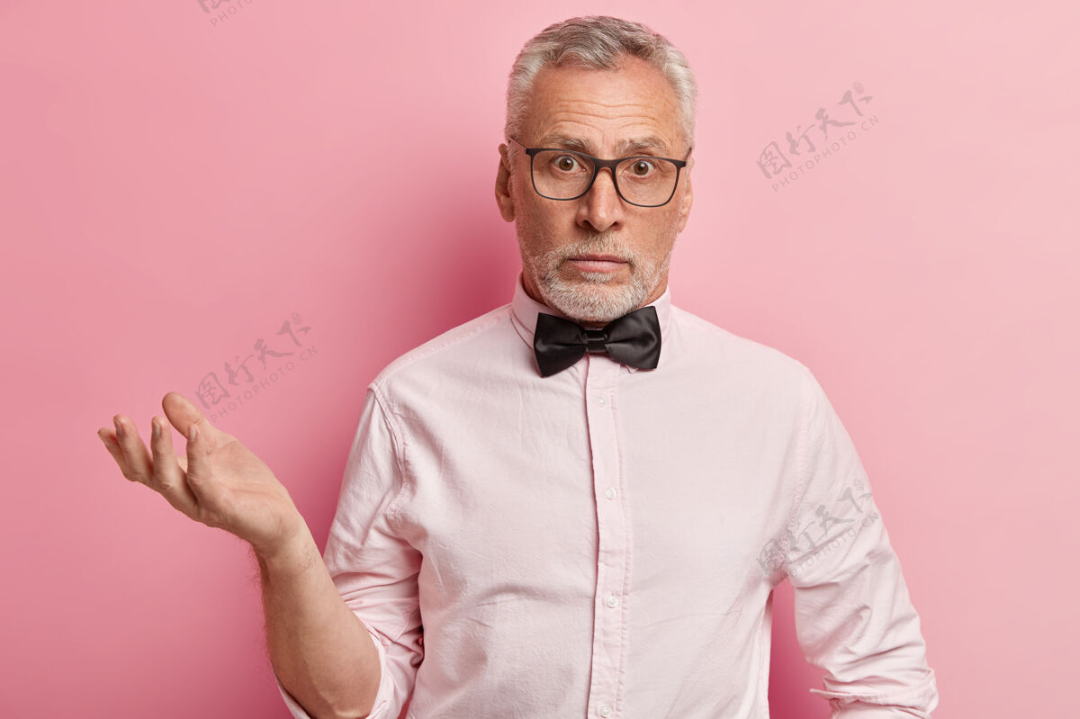 男穿粉红色衬衫和黑色领结的老人衬衫肖像人