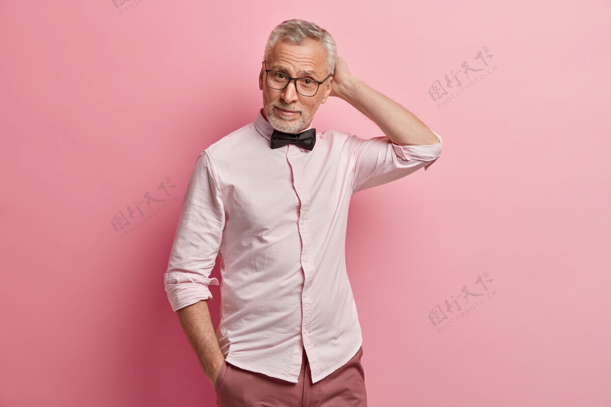 衬衫穿粉红色衬衫和黑色领结的老人领结人人