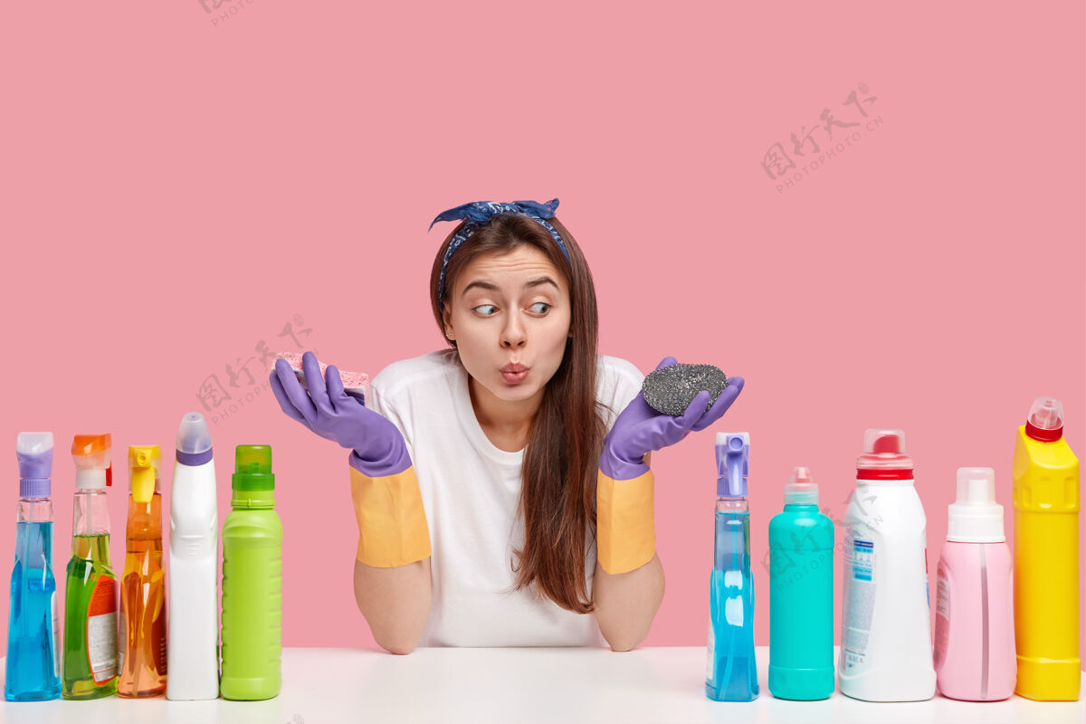 人坐在清洁用品旁边的年轻黑发女人人产品女人
