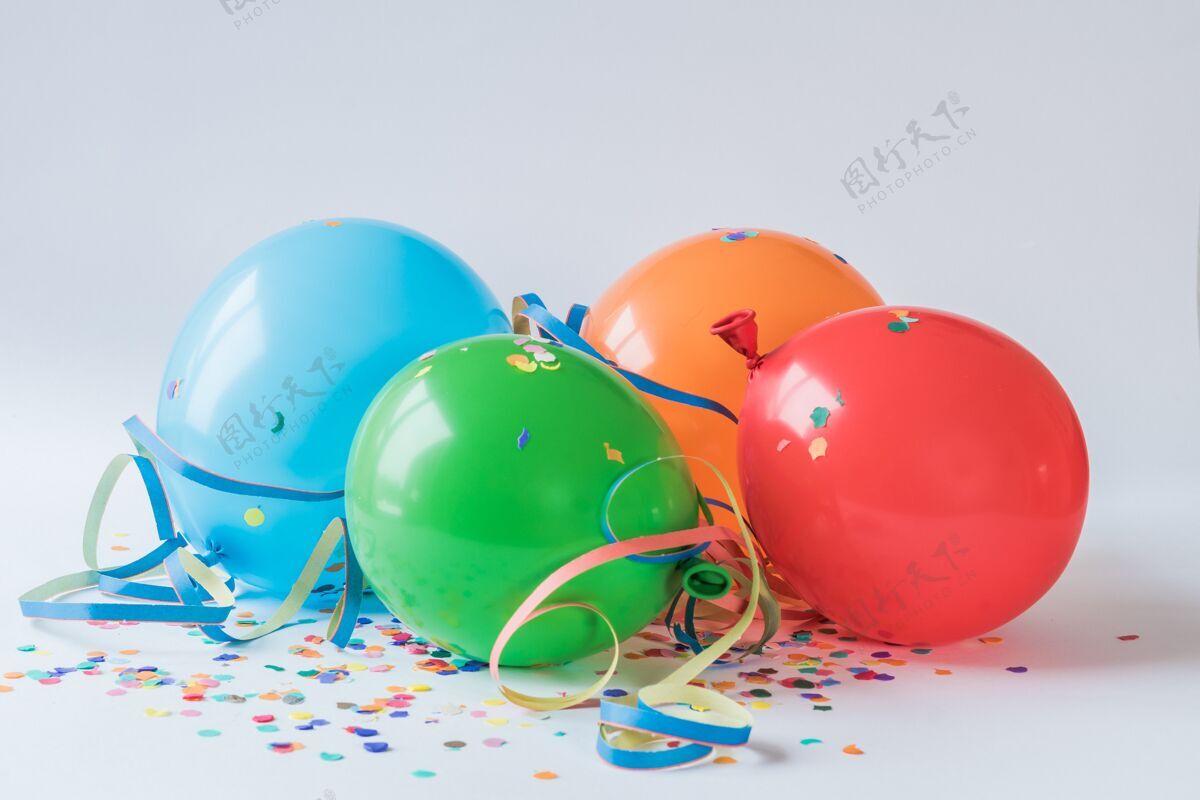 节日彩色气球在纸上的白色表面忏悔周年纪念聚会生日