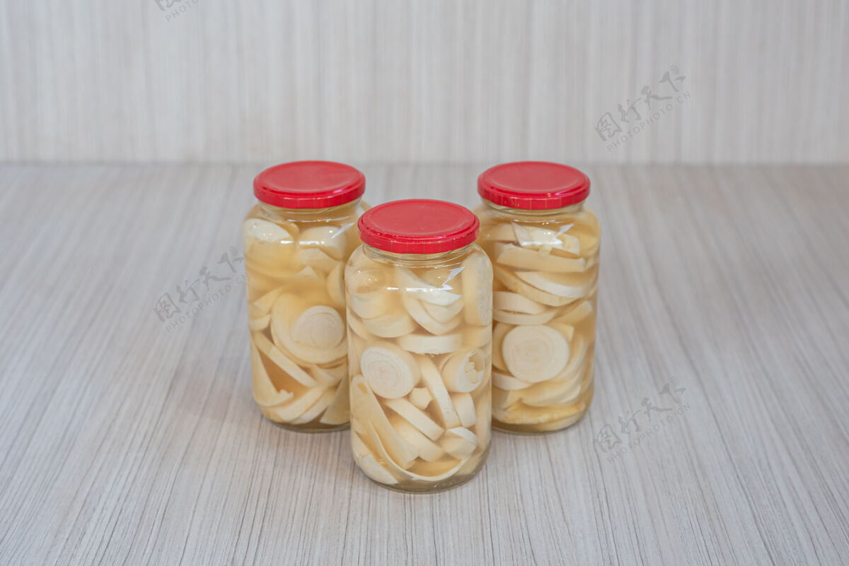 玻璃在白色木质表面的罐子里保存瓜里罗巴自制美味传统