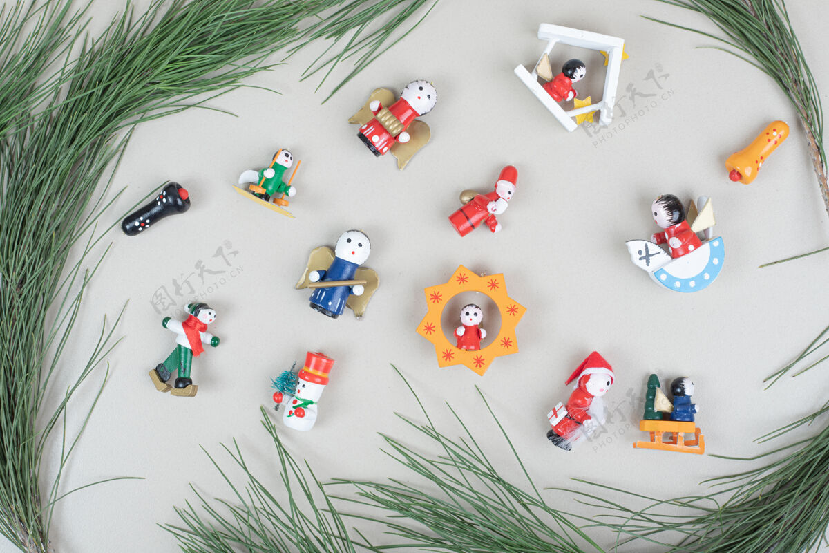 雪人圣诞玩具和米色表面的树枝节日玩具树枝