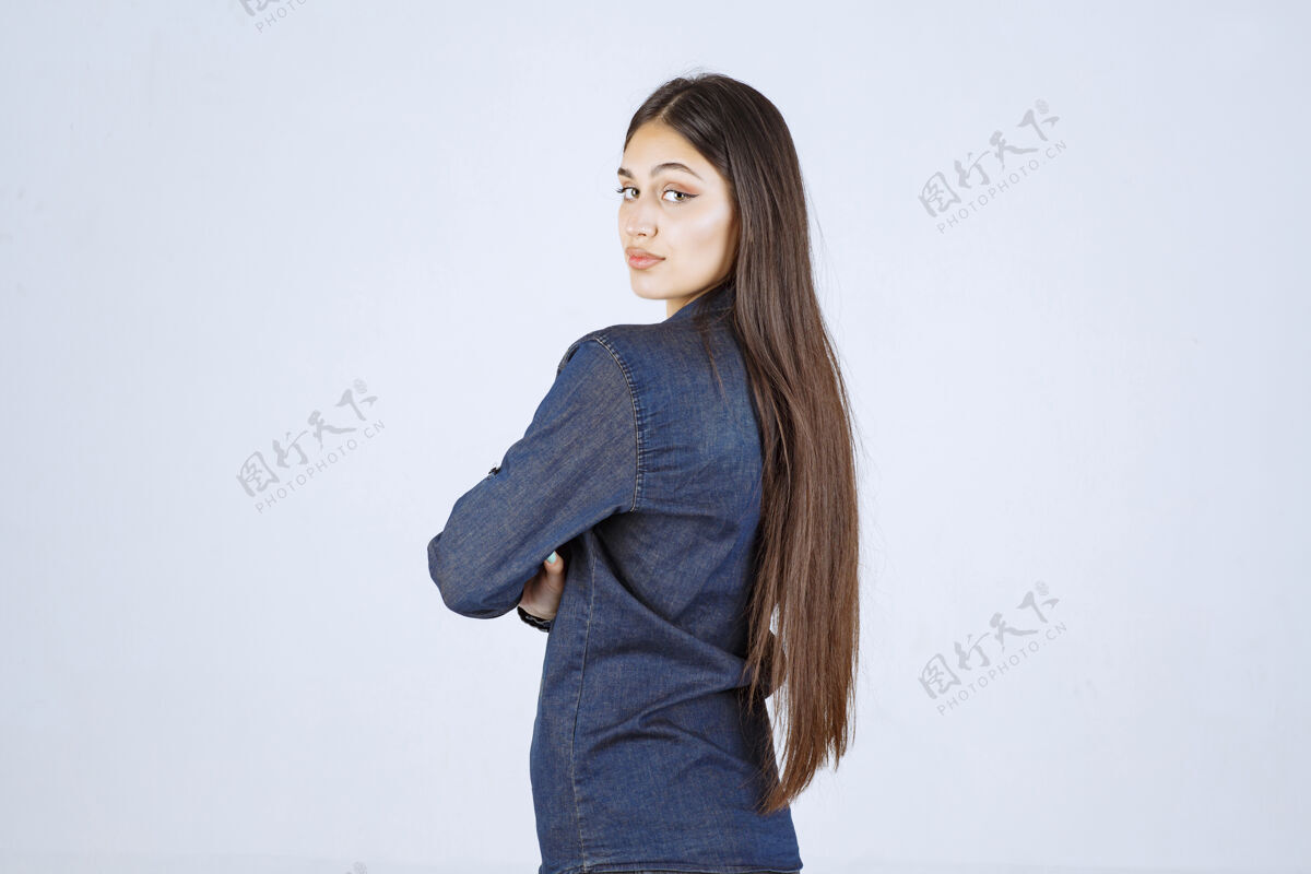 年轻年轻女子交叉双臂摆出专业的姿势成人模特经验丰富