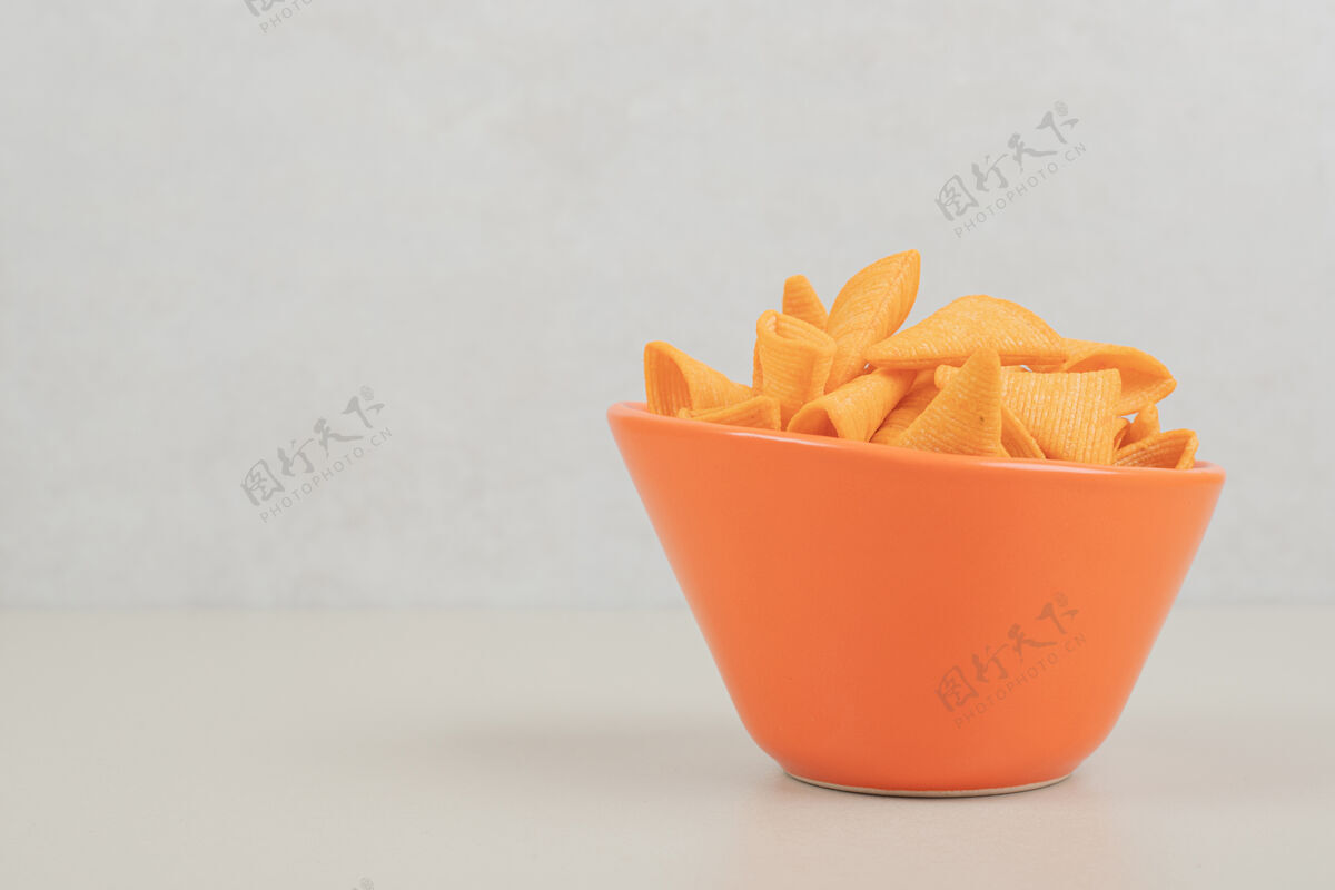 食物美味的脆薯片在橙色碗里可口薯条脆