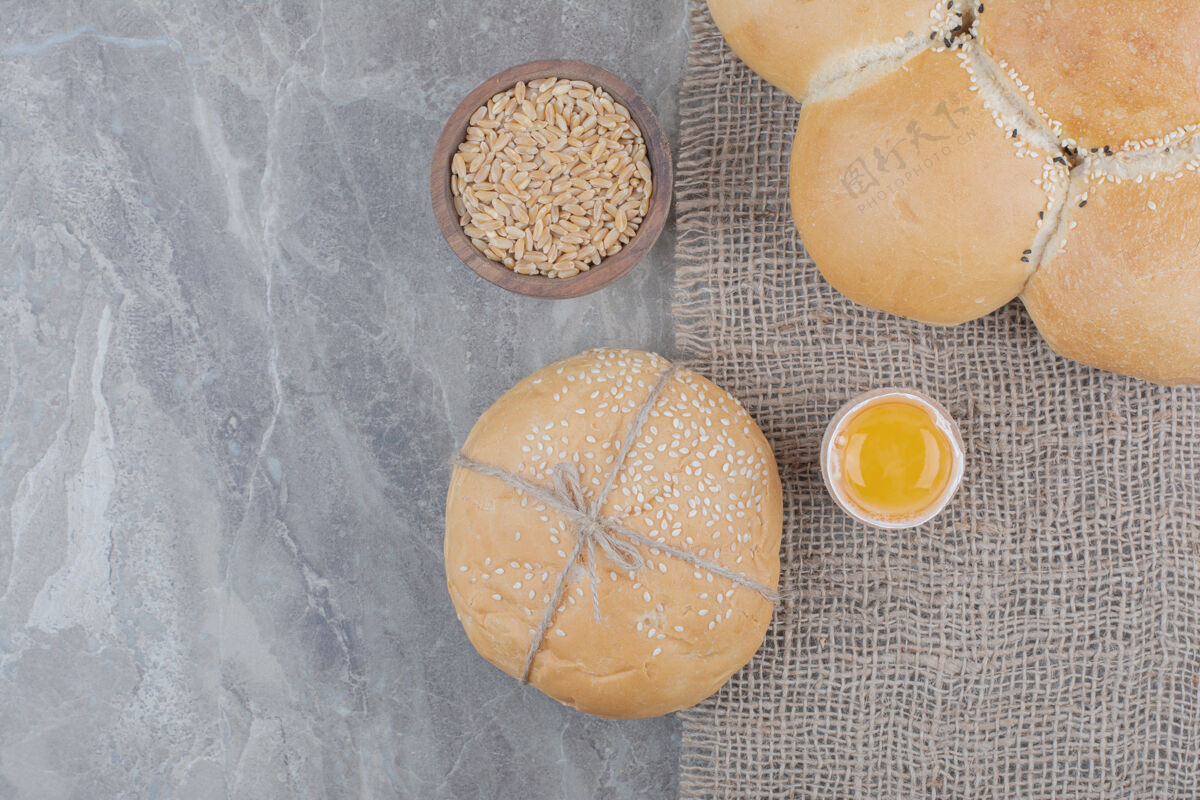 法式面包大理石表面有燕麦粒的圆形面包食物营养蛋黄膳食