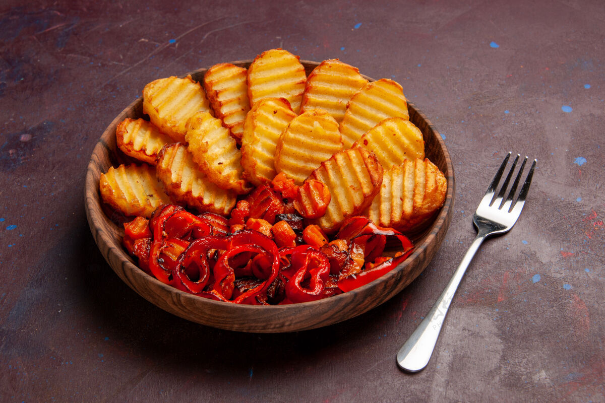 里面前视图烤土豆和熟蔬菜在黑暗的空间盘子里烹饪美食一餐