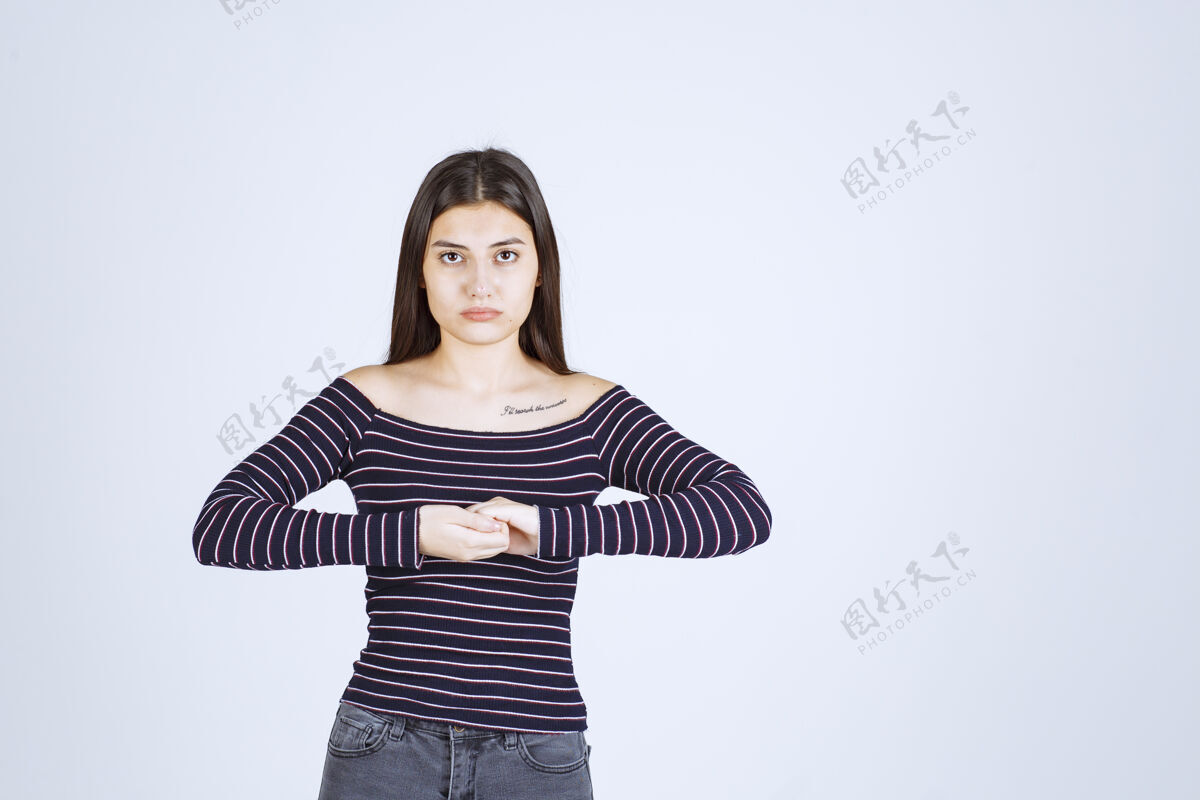 人体模特穿条纹衬衫的女孩摆出中性姿势 没有任何反应人类年轻人休闲