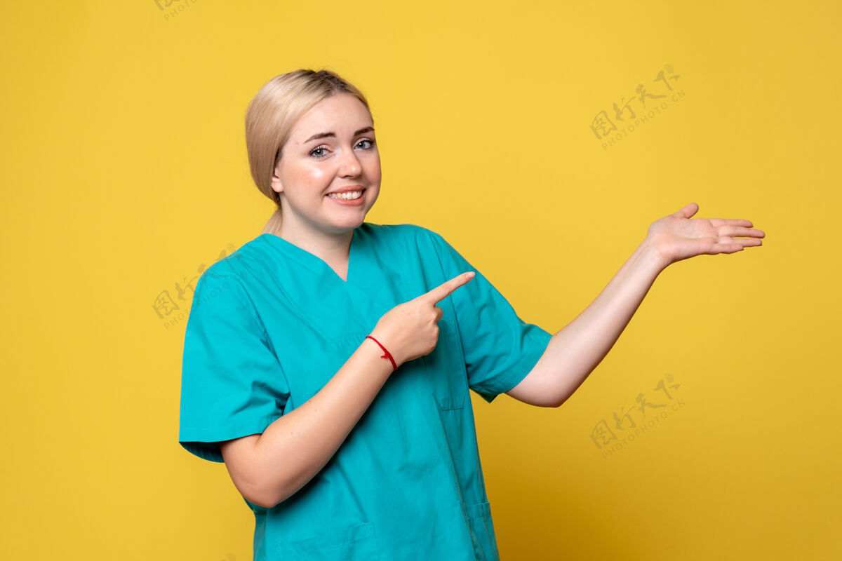 黄色前视图穿着医疗衬衫的女医生 大流行的covid护士医疗情绪医学人人