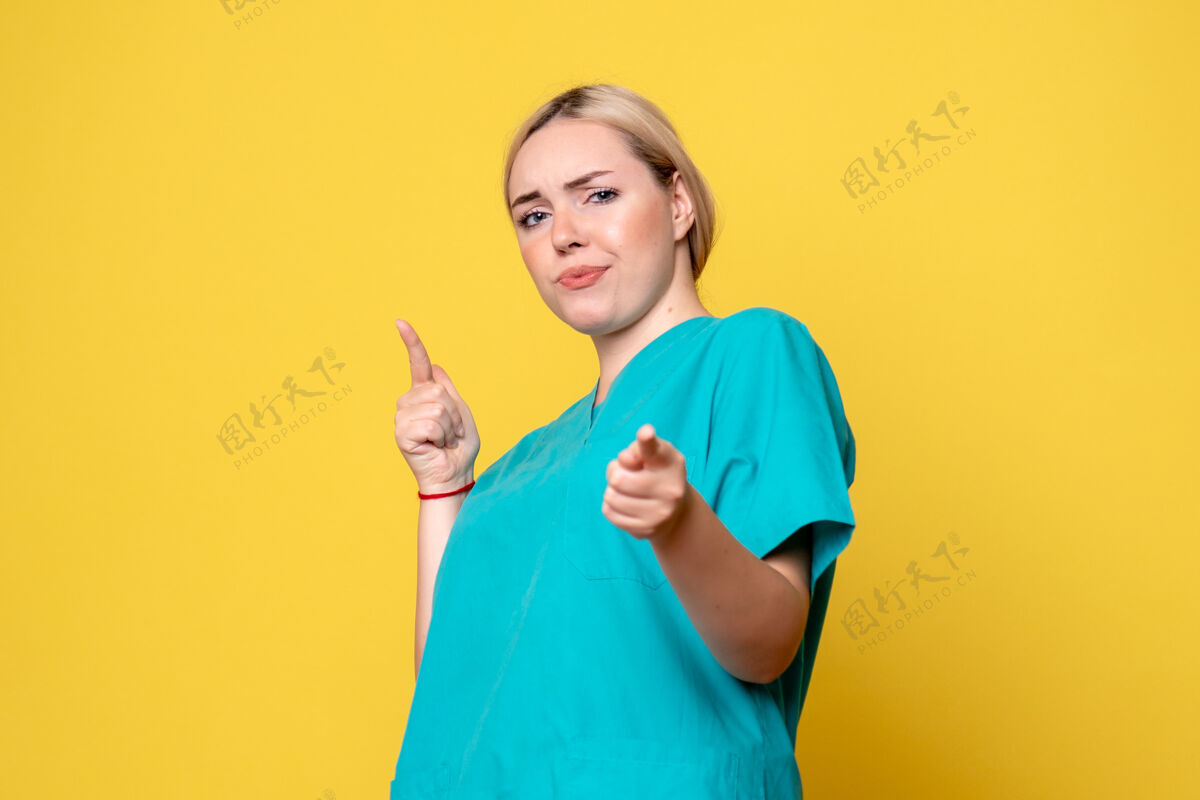 医学前视图身穿医疗衬衫的女医生 ID-19医疗护士情感护士人