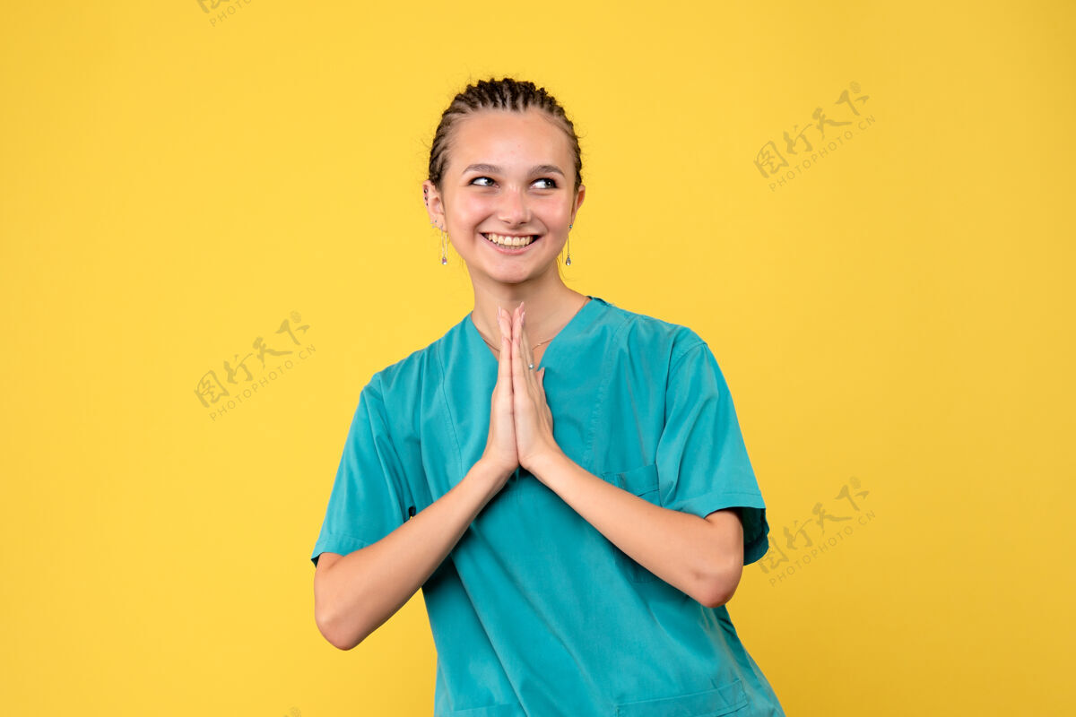 微笑正面图身穿医疗衫的女医生 护士科维德-19病毒色情感医院颜色女人快乐