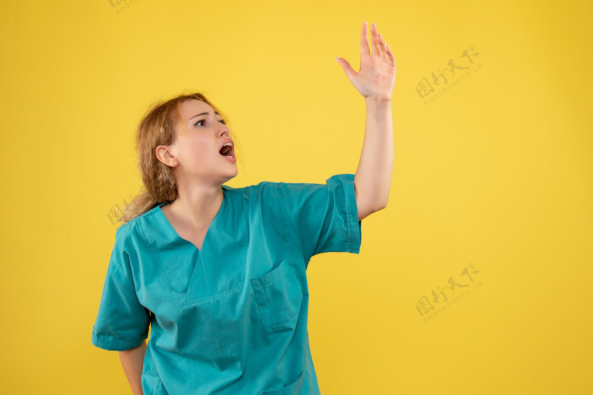 情感正面图身着医疗衬衫的女医生 彩色情感健康covid-19护士医疗人医学美女