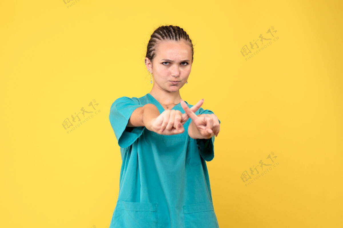 女人正面图女医生穿着医用衬衫 彩色健康护士covid-19情感医院病毒肖像人护士