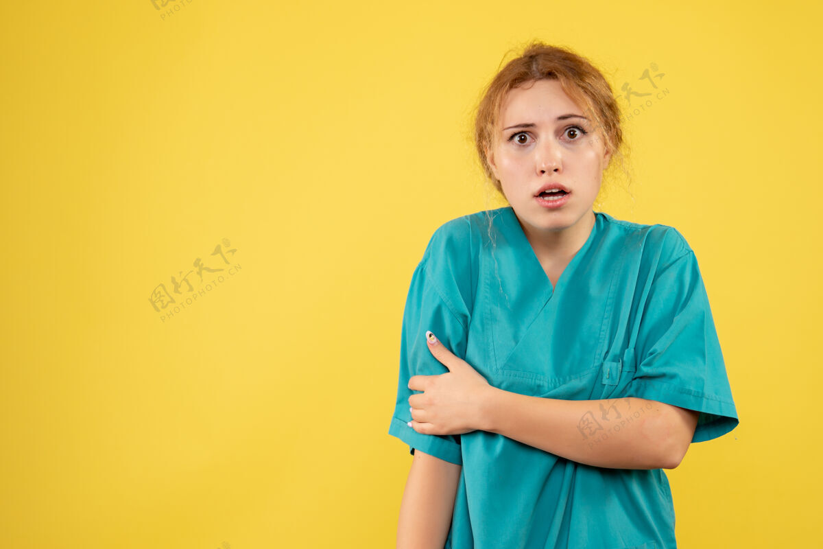 女人正面图女医生穿着医用衬衫伤了手 医护人员covid-19护士色健康人手女医生
