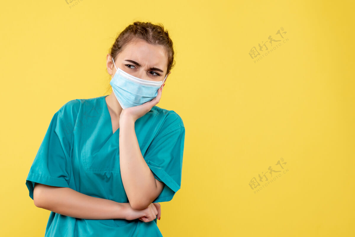 健康正面图女医生穿着医用衬衫和无菌口罩 疾病冠状病毒covid-19大流行健康成人面具人