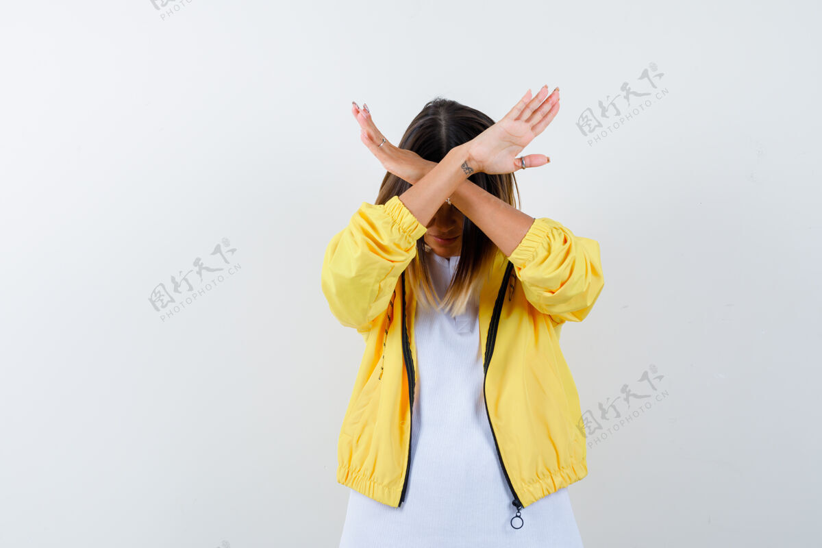 女人年轻女孩双臂交叉 身穿白色t恤 黄色夹克 神情烦躁正面图成人手臂前面