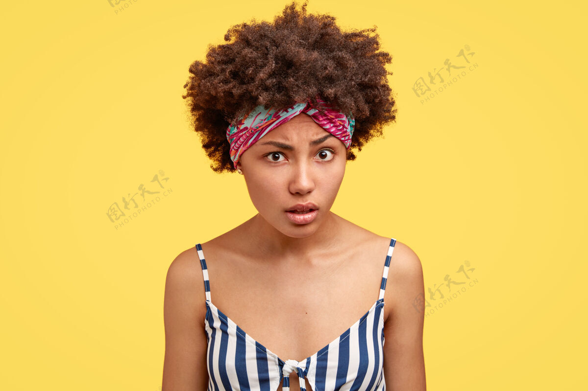 卷发年轻的黑发女人 卷发和彩色的头巾非洲年轻女人