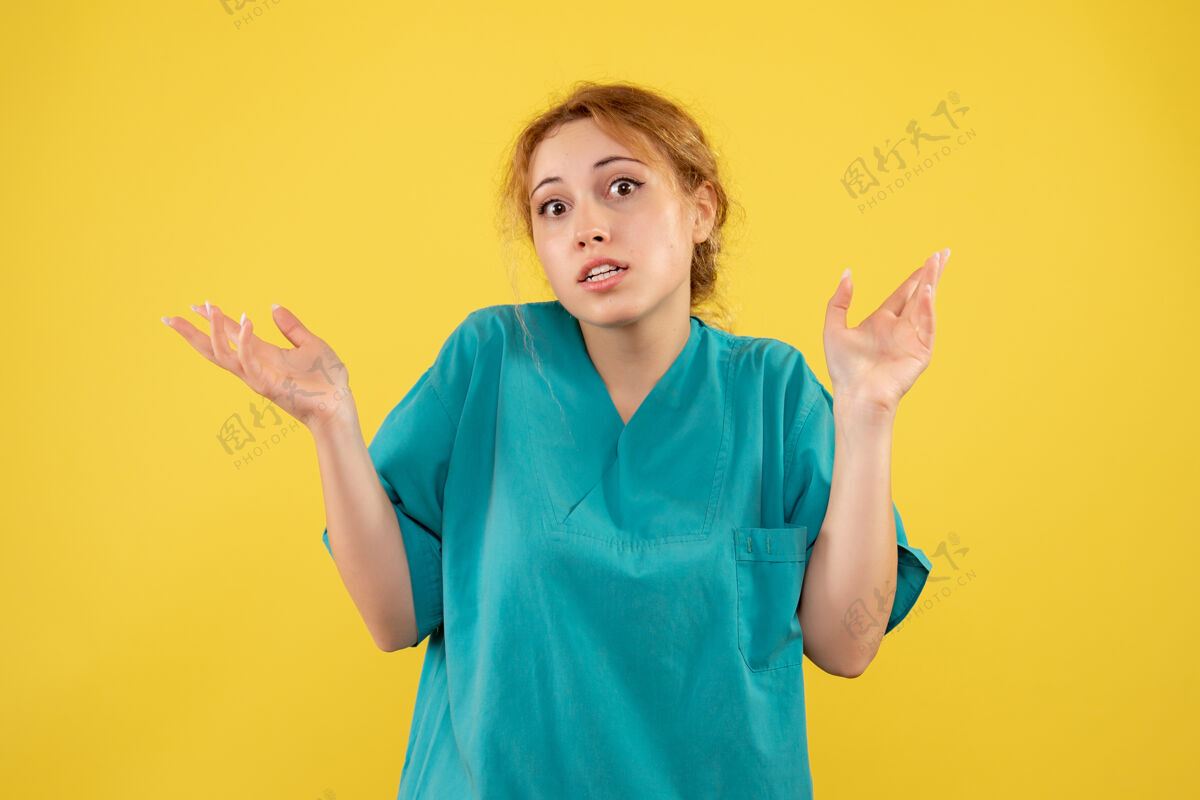 快乐正面图女医生穿着医用衬衫 护士医院医护人员颜色健康人微笑女性