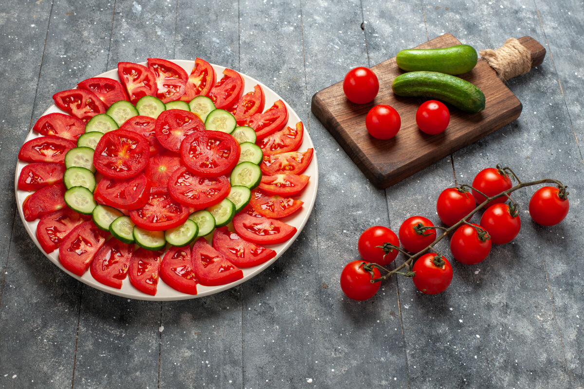 饮食前视图新鲜的西红柿切片优雅地设计在灰色的乡村空间沙拉乡村切片水果