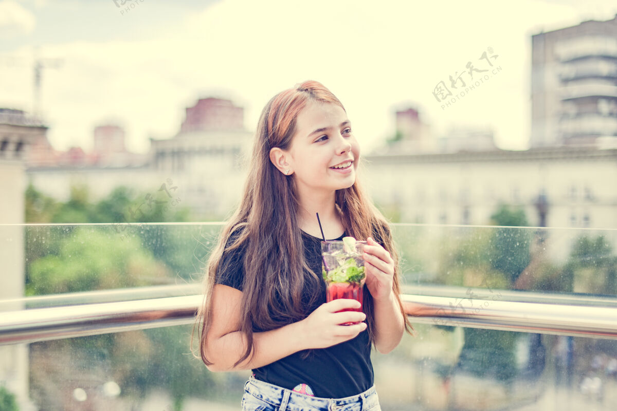 人一个年轻人在咖啡馆里喝冷饮day.girl穿着黑色t-shirt.teenager!人 夏天 女孩 可爱 快乐 咖啡馆 人 酒吧 鸡尾酒 青少年 女性 年轻 美丽 肖像 美味 成人 阳台 休闲 露台 Mocktail 享受 青少年