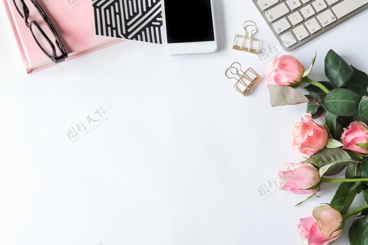 纸智能手机 笔记本 键盘 眼镜和白色表面上的粉红玫瑰眼镜自然花瓣