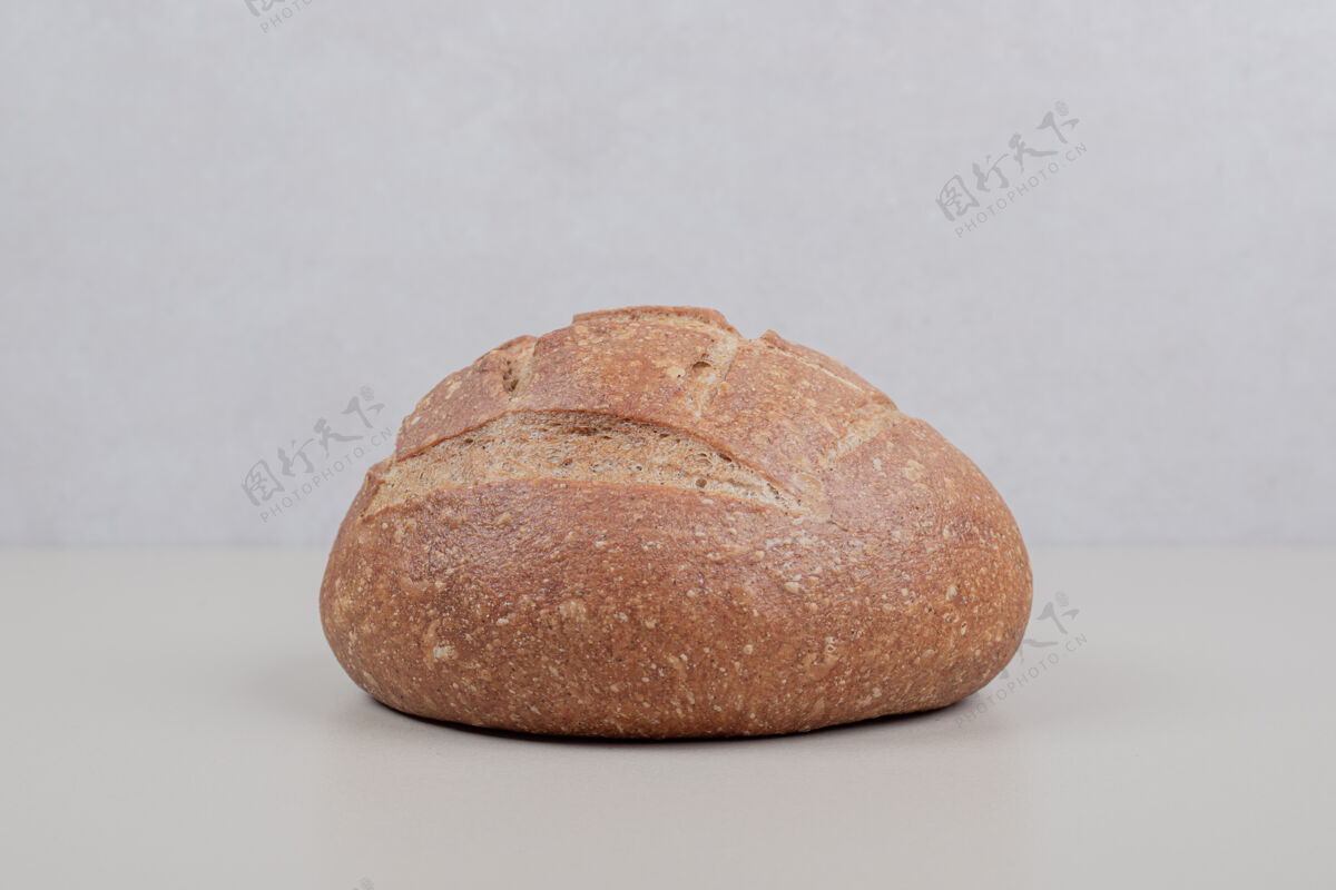 可口美味的面包在白色的表面食品烘焙鲜亮