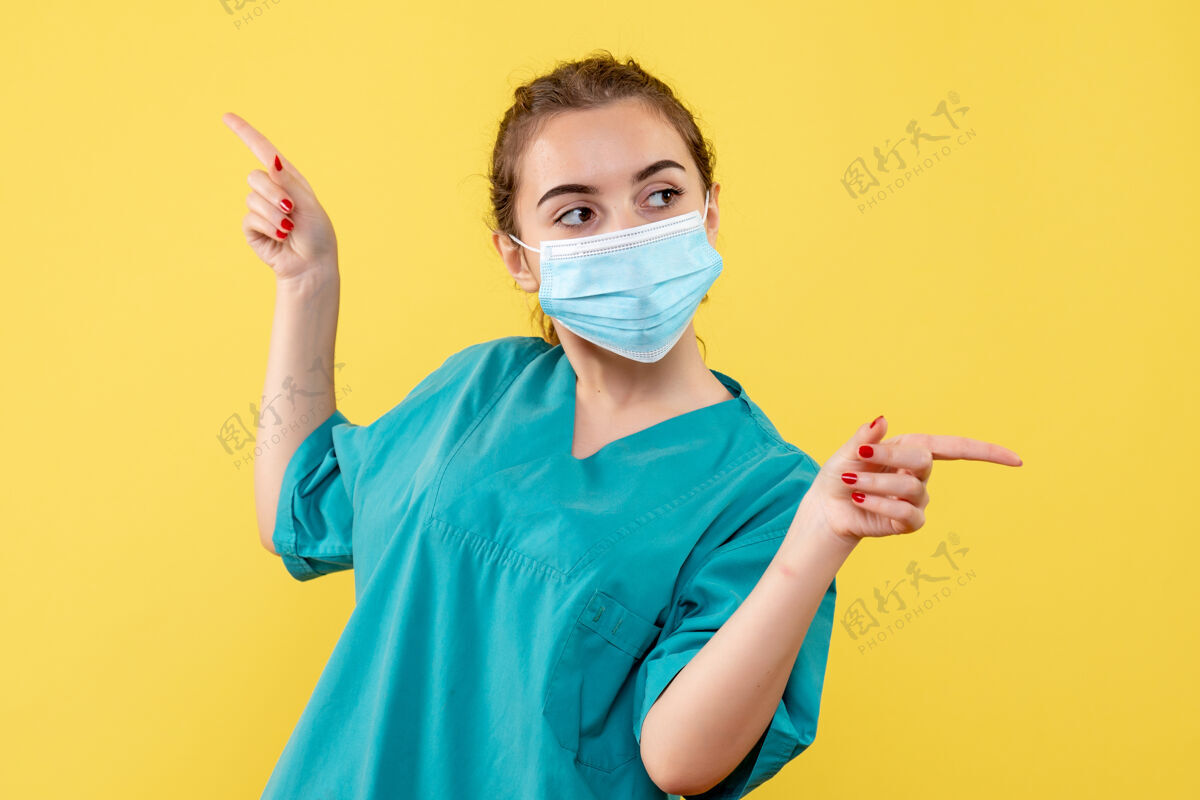 女性前视图：女医生穿着医用衬衫和面罩 大流行性健康病毒covid-19彩色制服面罩人健康