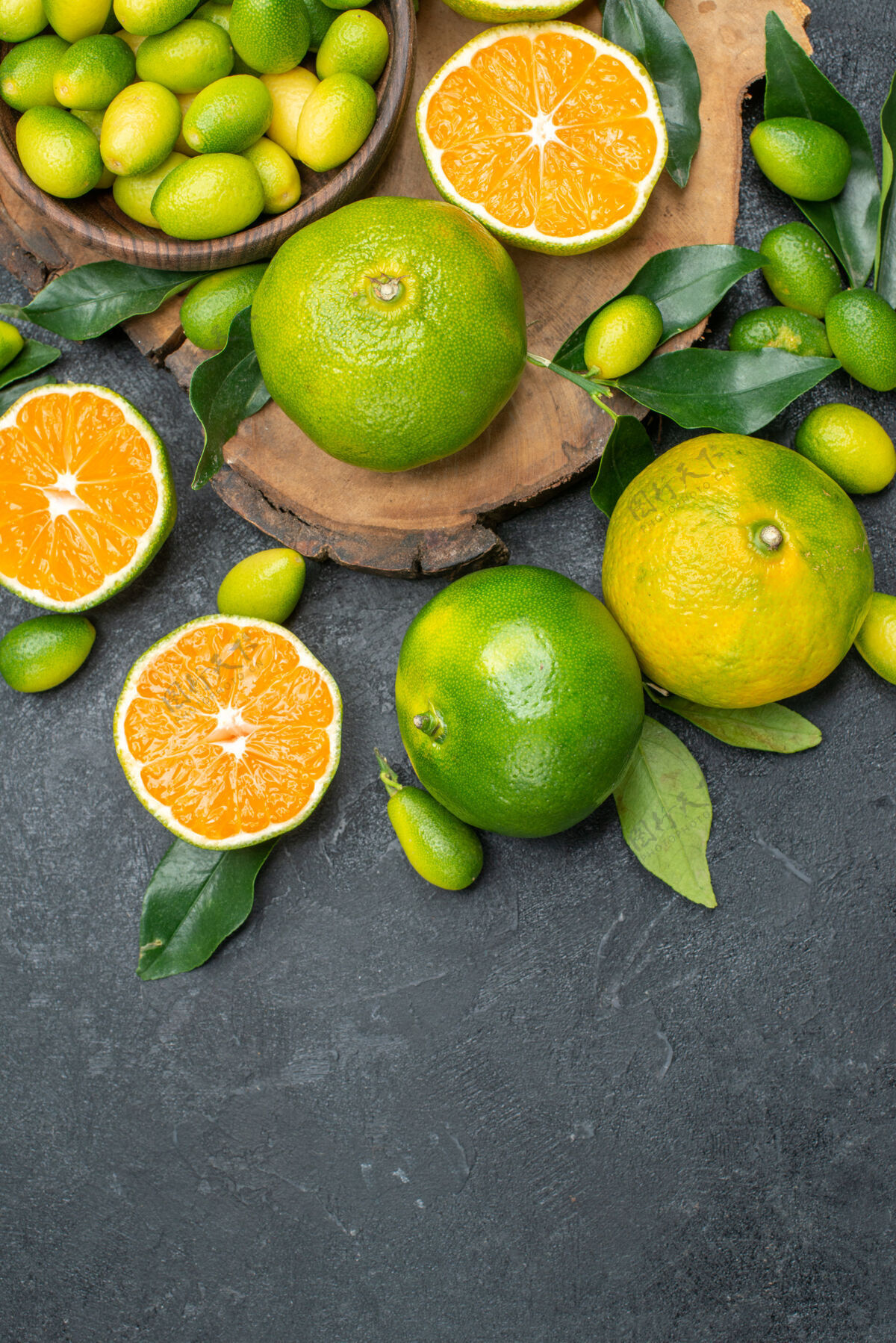 新鲜顶部特写查看水果不同种类的柑橘类水果在黑暗的桌子上的董事会板饮食酸橙