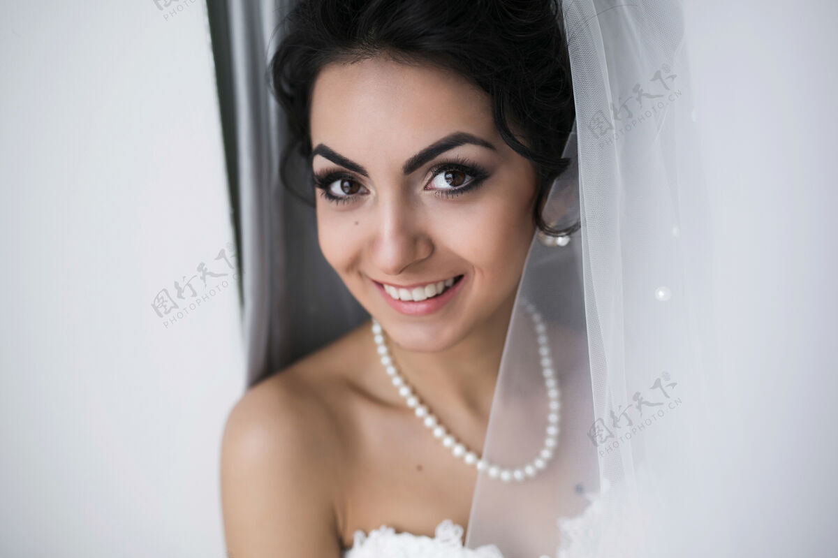罚款美丽的白人新娘准备好了婚礼性感成人