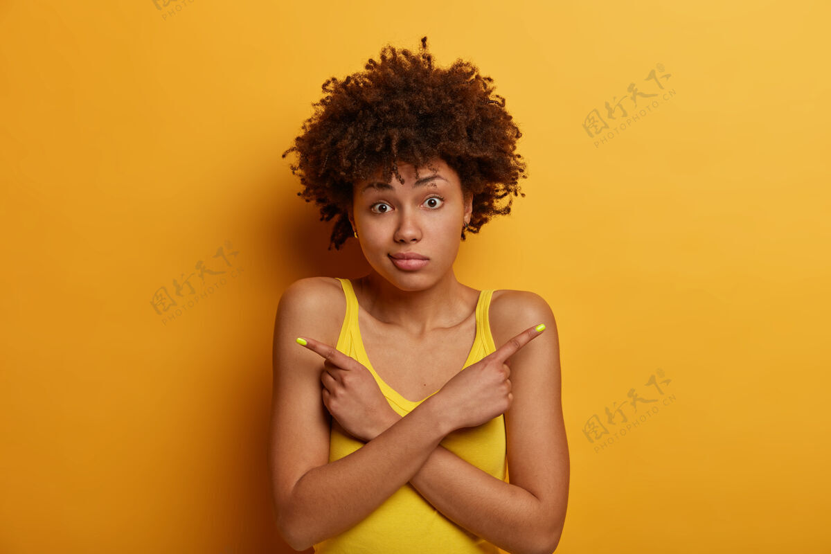 发型卷发的非裔美国妇女询问意见或建议展示站随意