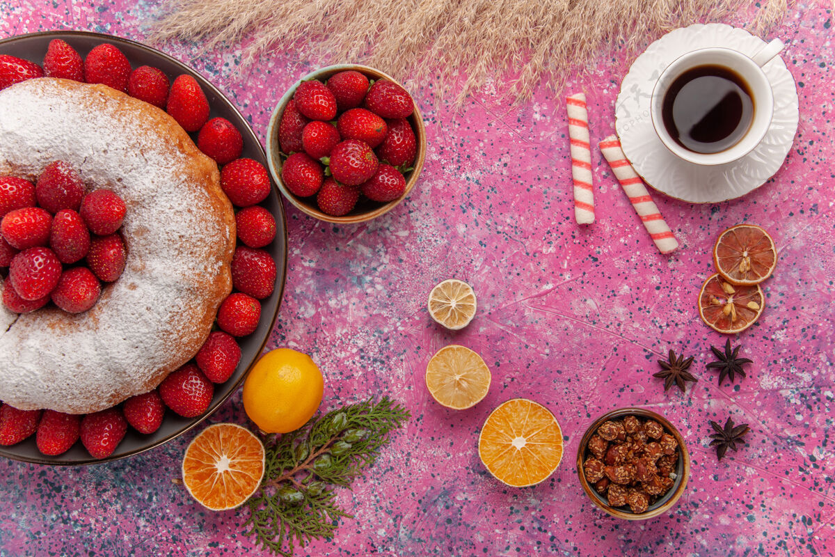 传统顶视图糖粉馅饼草莓蛋糕与茶杯粉红健康美食丰富多彩