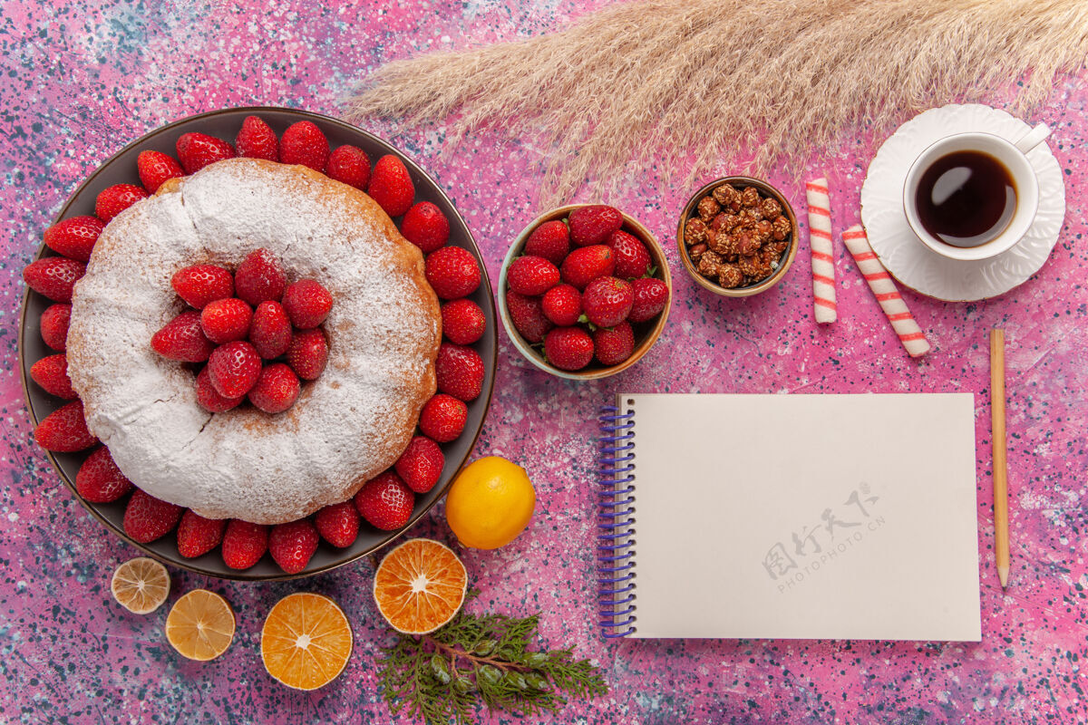 美食顶视图糖粉馅饼草莓蛋糕与茶杯粉红烹饪食物健康