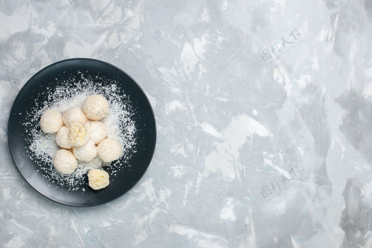 桌子白色椰子糖俯视图桌子椰子盘子