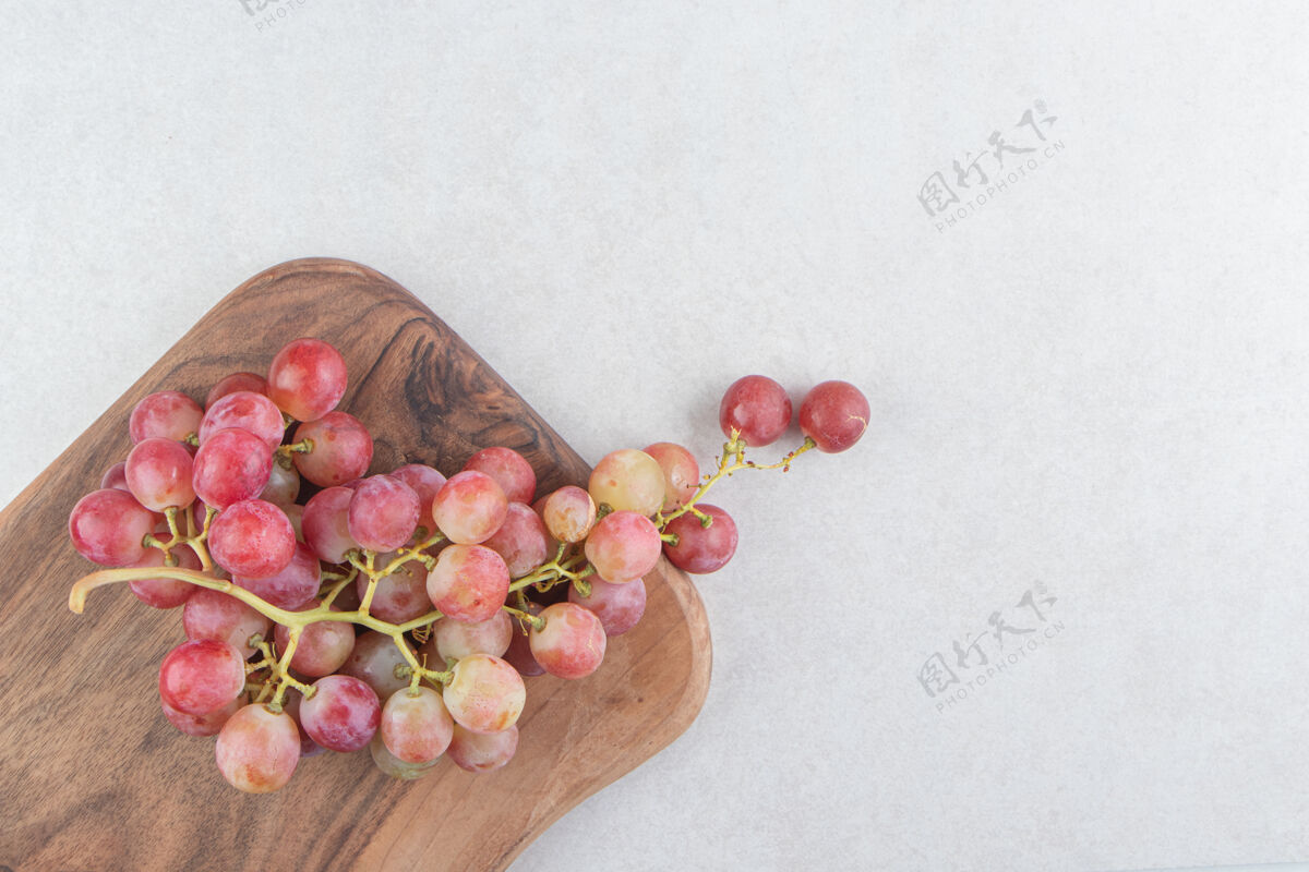 美味一簇新鲜的葡萄放在木板上收获多汁葡萄