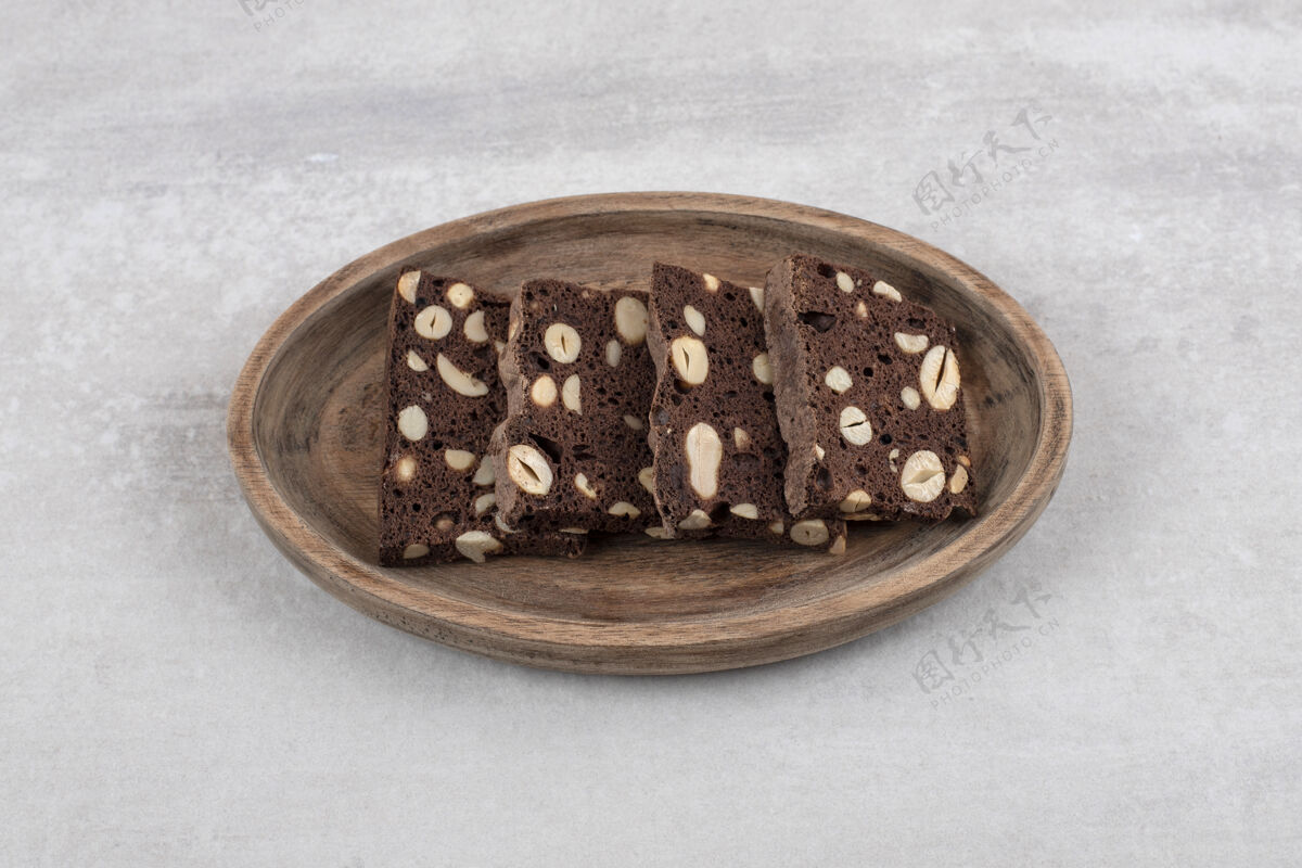 坚果自制巧克力布朗尼放在木板上 放在大理石桌上布朗尼板卡路里