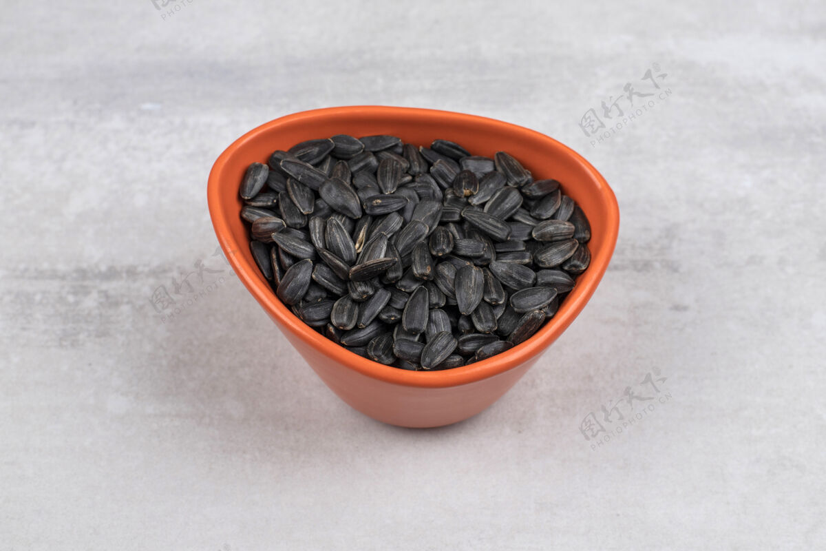 营养盛满葵花籽的碗放在石桌上农作物干生