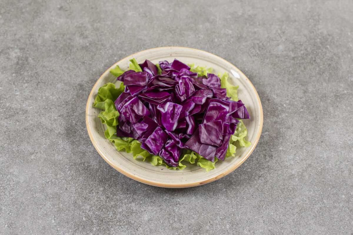 盘子把红卷心菜切成片放在盘子里 放在大理石桌上卷心菜农业健康
