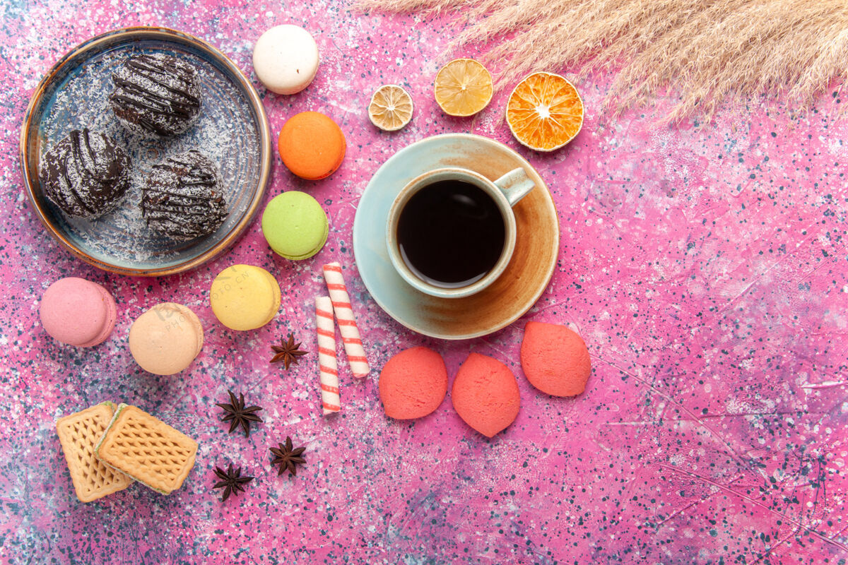 咖啡浅粉色巧克力蛋糕配法式马卡龙饼干糖果茶